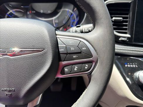 Used 2023 Chrysler Pacifica Touring-L FWD image 17