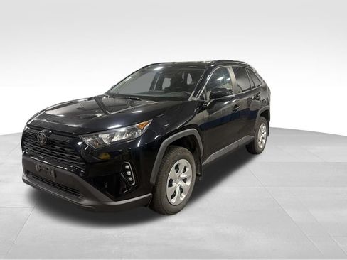 Used 2019 Toyota RAV4 LE AWD/4WD image 2