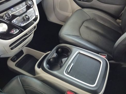 Used 2022 Chrysler Pacifica Touring-L w/ Uconnect Theater Family Group FWD image 11