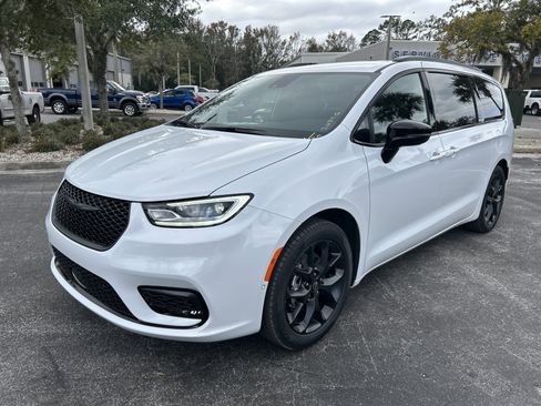 New 2026 Chrysler Pacifica Select w/ S Appearance Package image 3