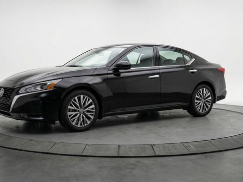 Used 2025 Nissan Altima 2.5 SV image 3