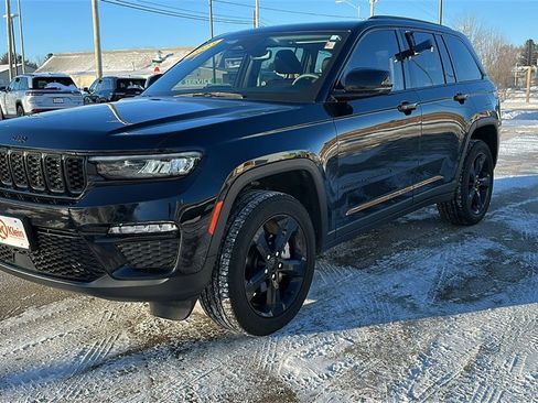 Used 2023 Jeep Grand Cherokee Limited w/ Black Appearance Package image 3