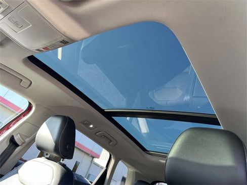 Used 2022 Volkswagen Taos SEL image 18