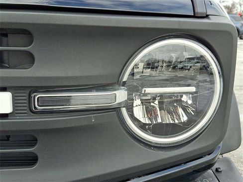 Used 2021 Ford Bronco Black Diamond w/ Sasquatch Package image 9