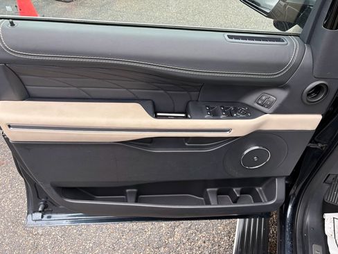 Used 2024 Ford Expedition Platinum image 11