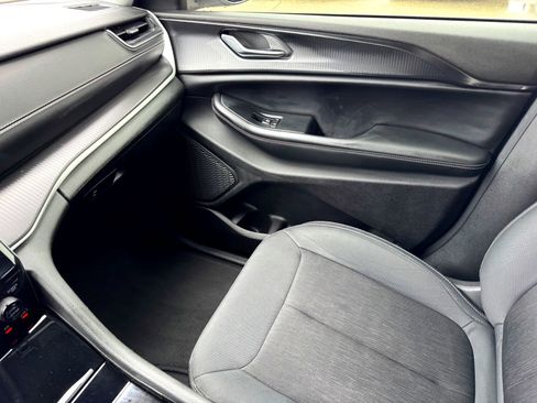 Used 2024 Jeep Grand Cherokee Laredo image 29