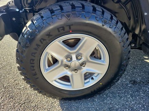 Used 2023 Jeep Gladiator Sport image 17