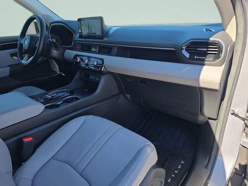 Used 2025 Honda Pilot Touring image 11
