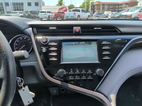 Used 2018 Toyota Camry LE FWD image 22