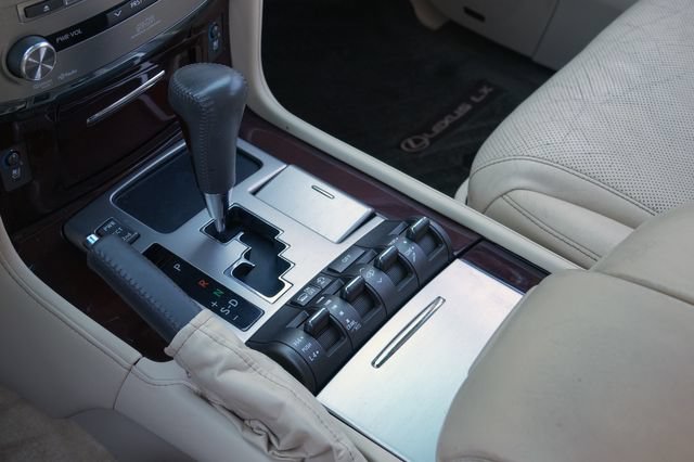 Used 2013 Lexus LX 570 4WD w/ Luxury Pkg w/Pre-crash image 27