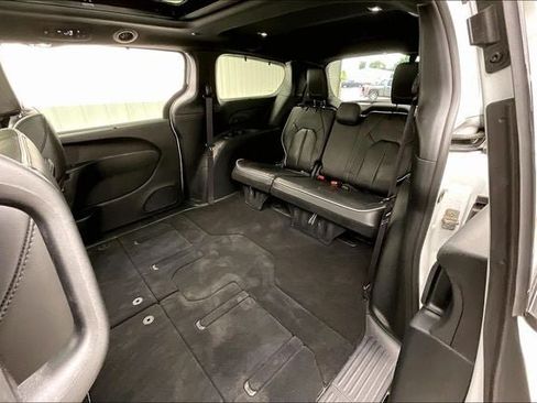 Used 2025 Chrysler Pacifica Limited FWD image 20