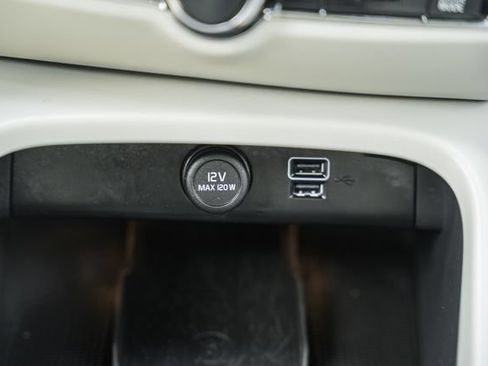 Used 2022 Volvo XC40 T5 Momentum AWD/4WD image 25