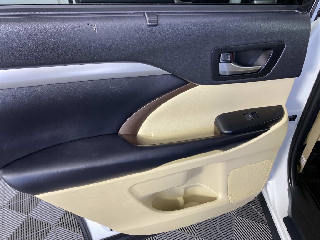 Used 2019 Toyota Highlander XLE AWD/4WD image 28