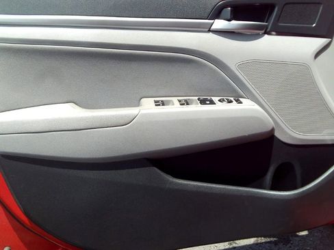 Used 2020 Hyundai Elantra SEL FWD image 9