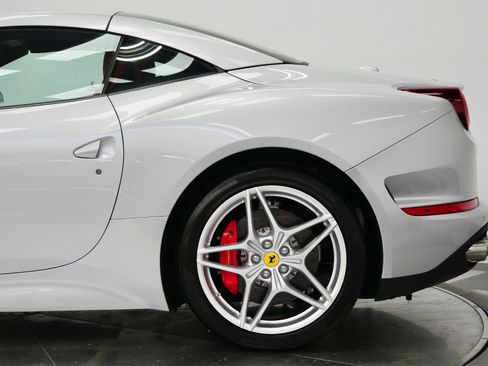 Used 2017 Ferrari California T RWD image 51