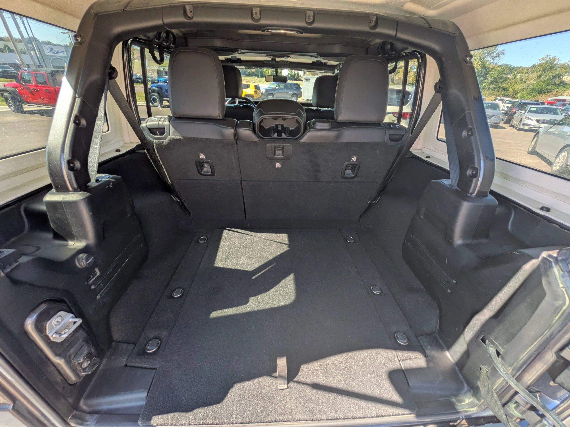 Used 2018 Jeep Wrangler Unlimited Sahara AWD/4WD image 40