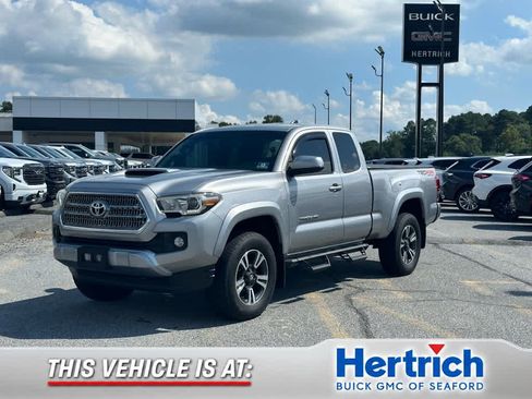 Used 2017 Toyota Tacoma TRD Sport w/ Tow Package (A/T) AWD/4WD image 1