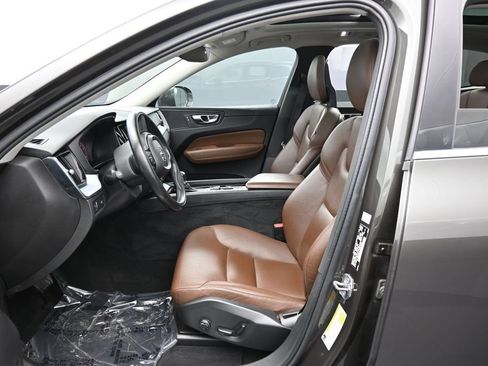 Used 2018 Volvo XC60 T5 Momentum w/ Vision Package AWD/4WD image 22