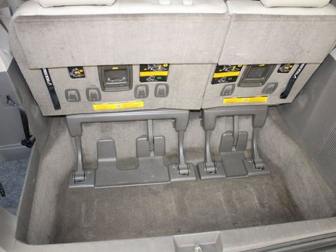 Used 2013 Toyota Sienna XLE image 33