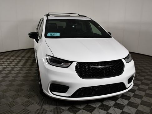 Used 2025 Chrysler Pacifica Limited FWD image 3