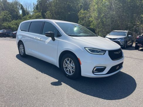 Used 2025 Chrysler Pacifica Select FWD image 7
