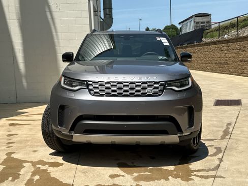 Used 2025 Land Rover Discovery S image 2