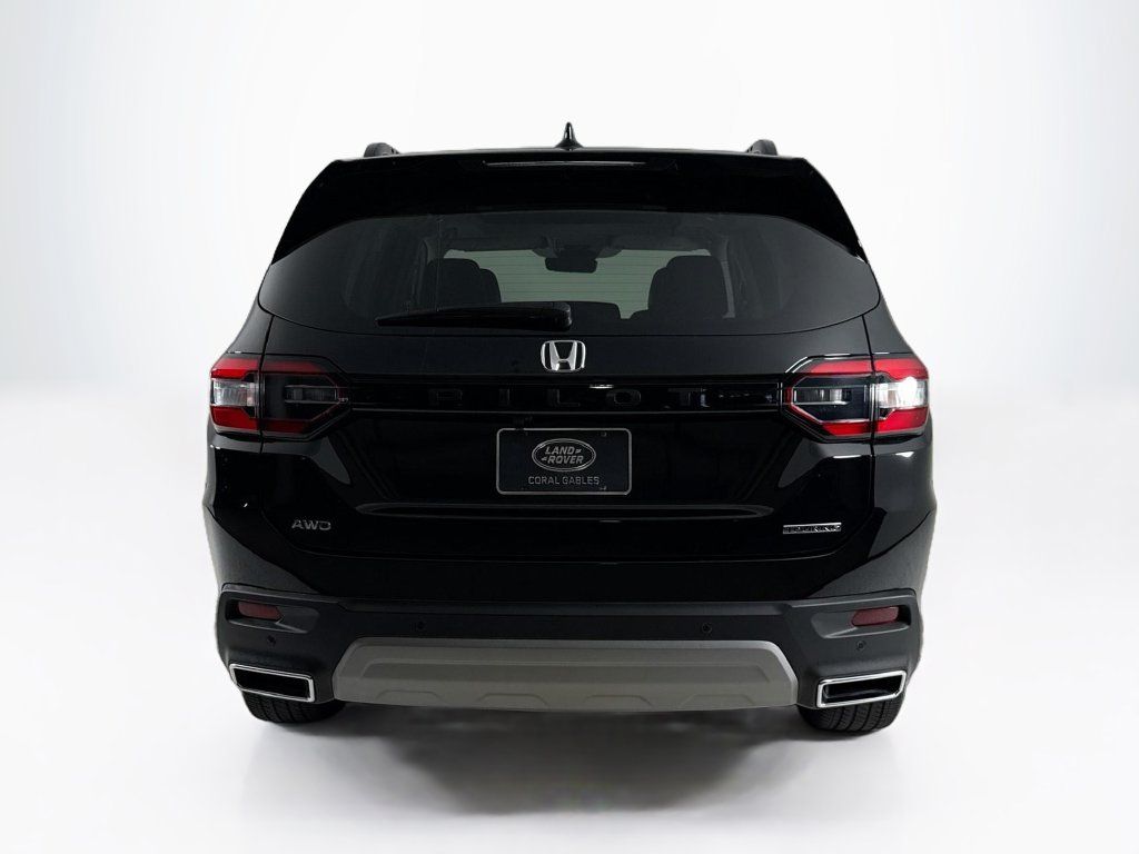 Used 2025 Honda Pilot Touring image 4