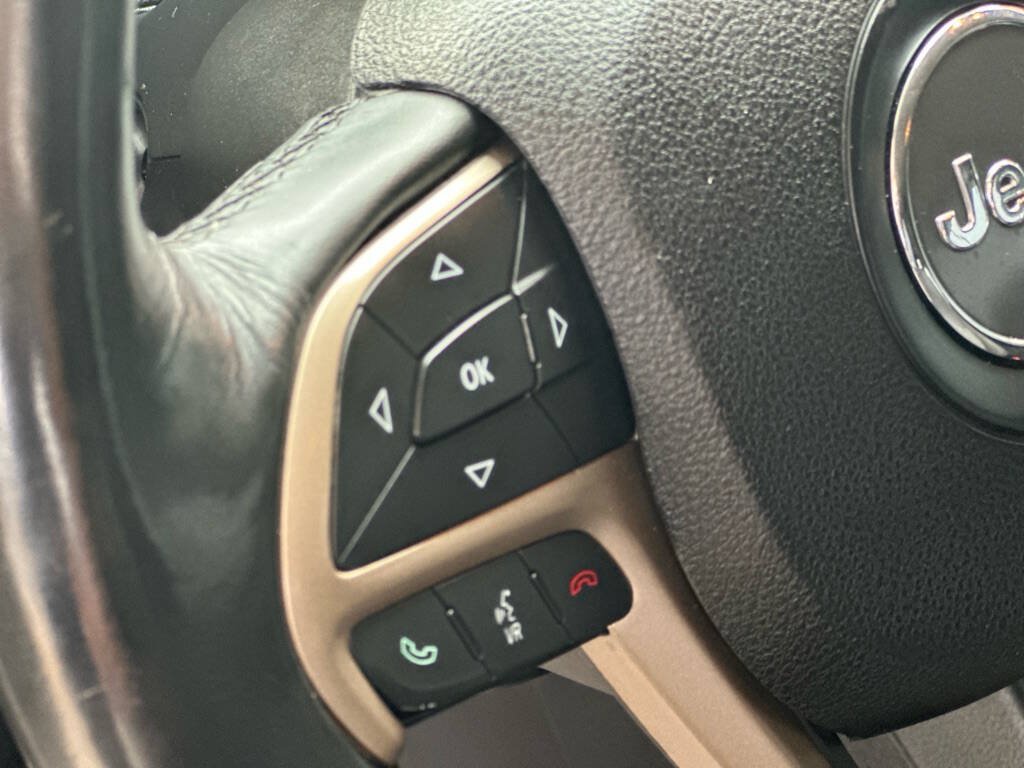 Used 2016 Jeep Cherokee Latitude w/ Cold Weather Group AWD/4WD image 14