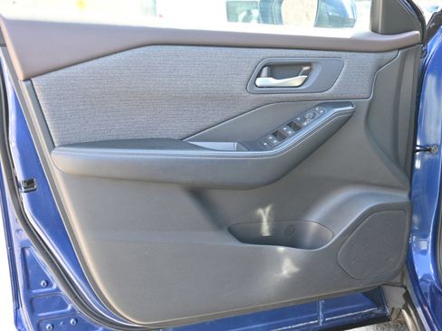 Used 2023 Nissan Rogue SV image 17