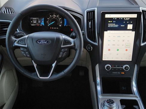 Used 2022 Ford Edge Titanium image 26