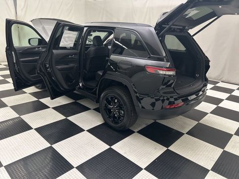 New 2025 Jeep Grand Cherokee Altitude image 19