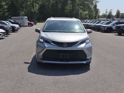 Used 2021 Toyota Sienna XLE AWD/4WD image 9