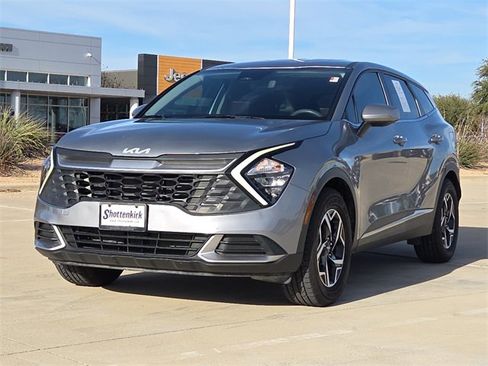 Used 2023 Kia Sportage LX image 3