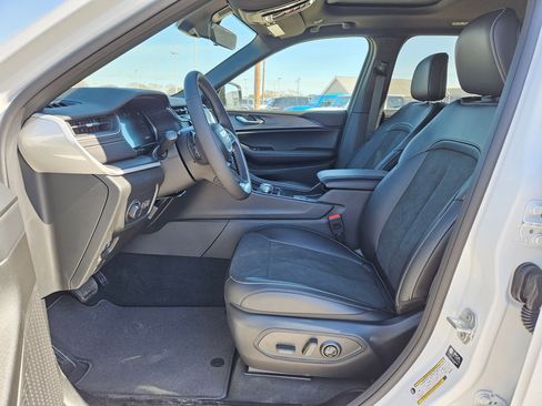 New 2025 Jeep Grand Cherokee Altitude image 9