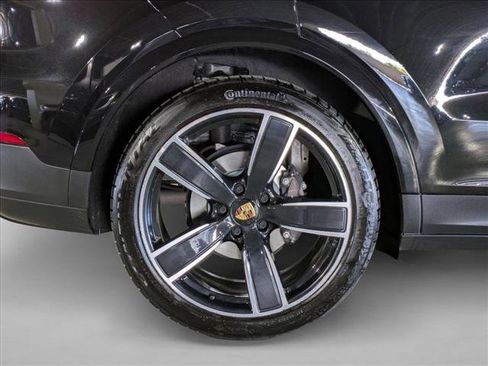 Used 2023 Porsche Cayenne Platinum Edition image 24