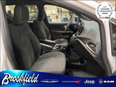 Used 2023 Chrysler Pacifica Touring image 19