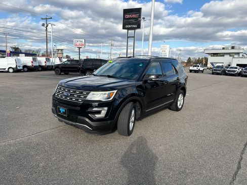 Used 2016 Ford Explorer XLT w/ Equipment Group 202A image 3