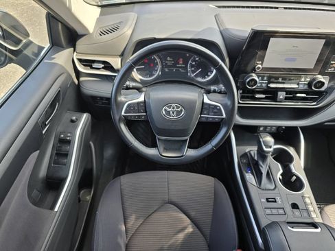 Used 2023 Toyota Highlander LE AWD/4WD image 23