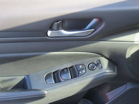 Used 2024 Nissan Altima 2.5 SV FWD image 19