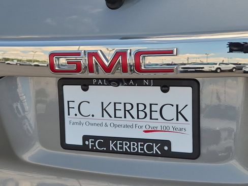 Certified 2023 GMC Acadia SLE w/ Driver Convenience Package FWD image 30