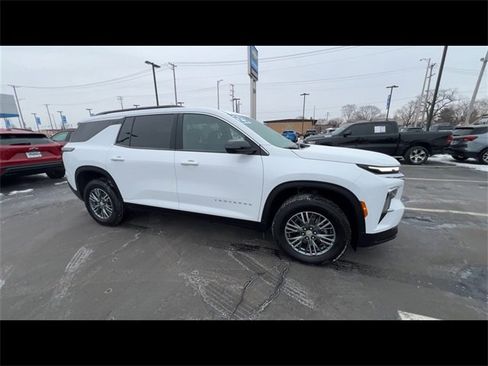 Certified 2025 Chevrolet Traverse LT image 2