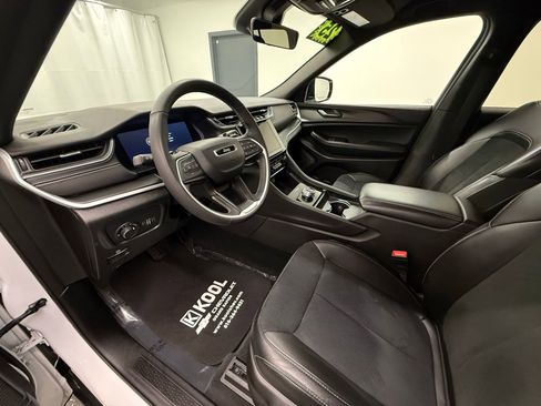 Used 2025 Jeep Grand Cherokee Altitude AWD/4WD image 11