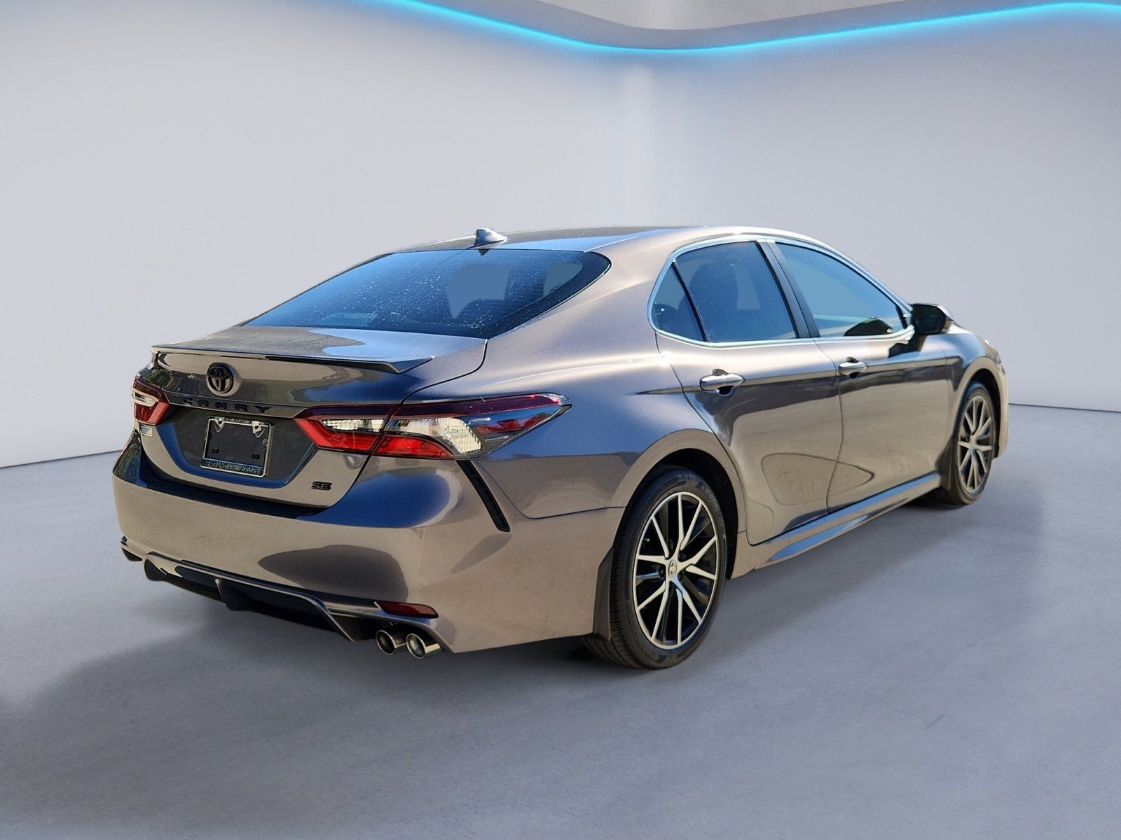 Used 2024 Toyota Camry SE w/ Cold Weather Package FWD image 4