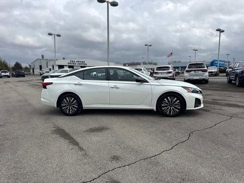 Used 2024 Nissan Altima 2.5 SV image 3