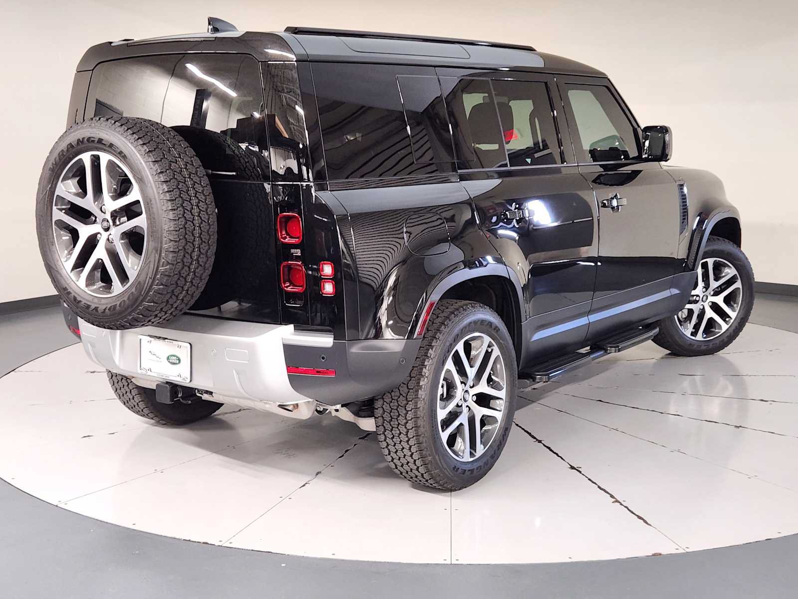Used 2025 Land Rover Defender 110 S AWD/4WD image 2