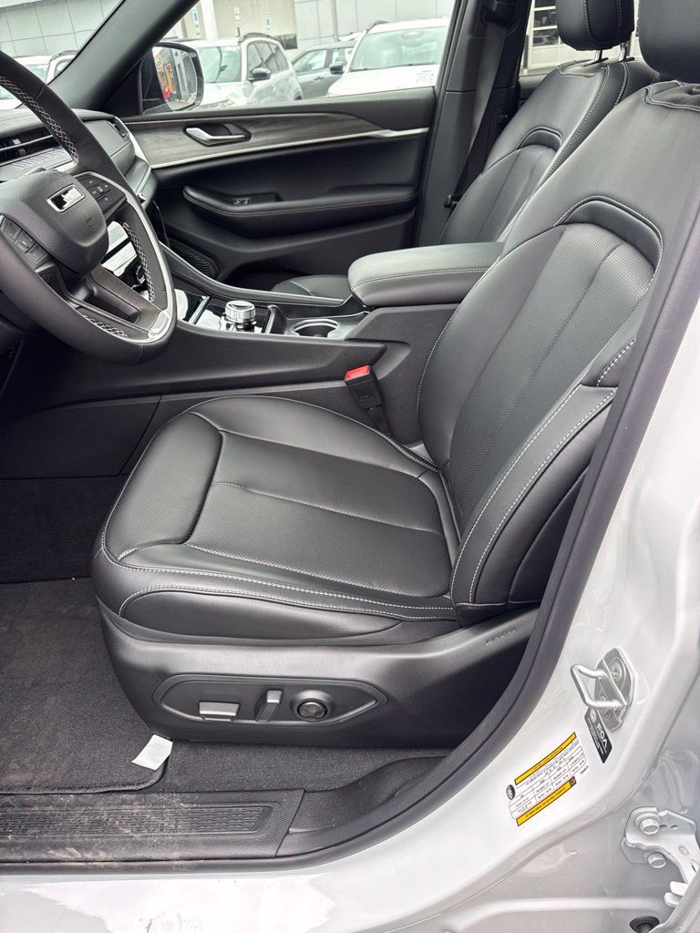 New 2026 Jeep Grand Cherokee L Limited w/ Luxury Tech Group II AWD/4WD image 9