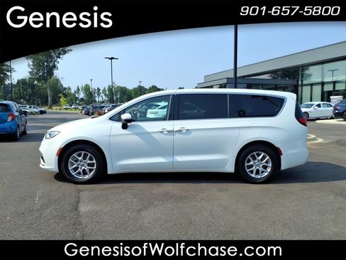 Used 2023 Chrysler Pacifica Touring-L FWD image 2