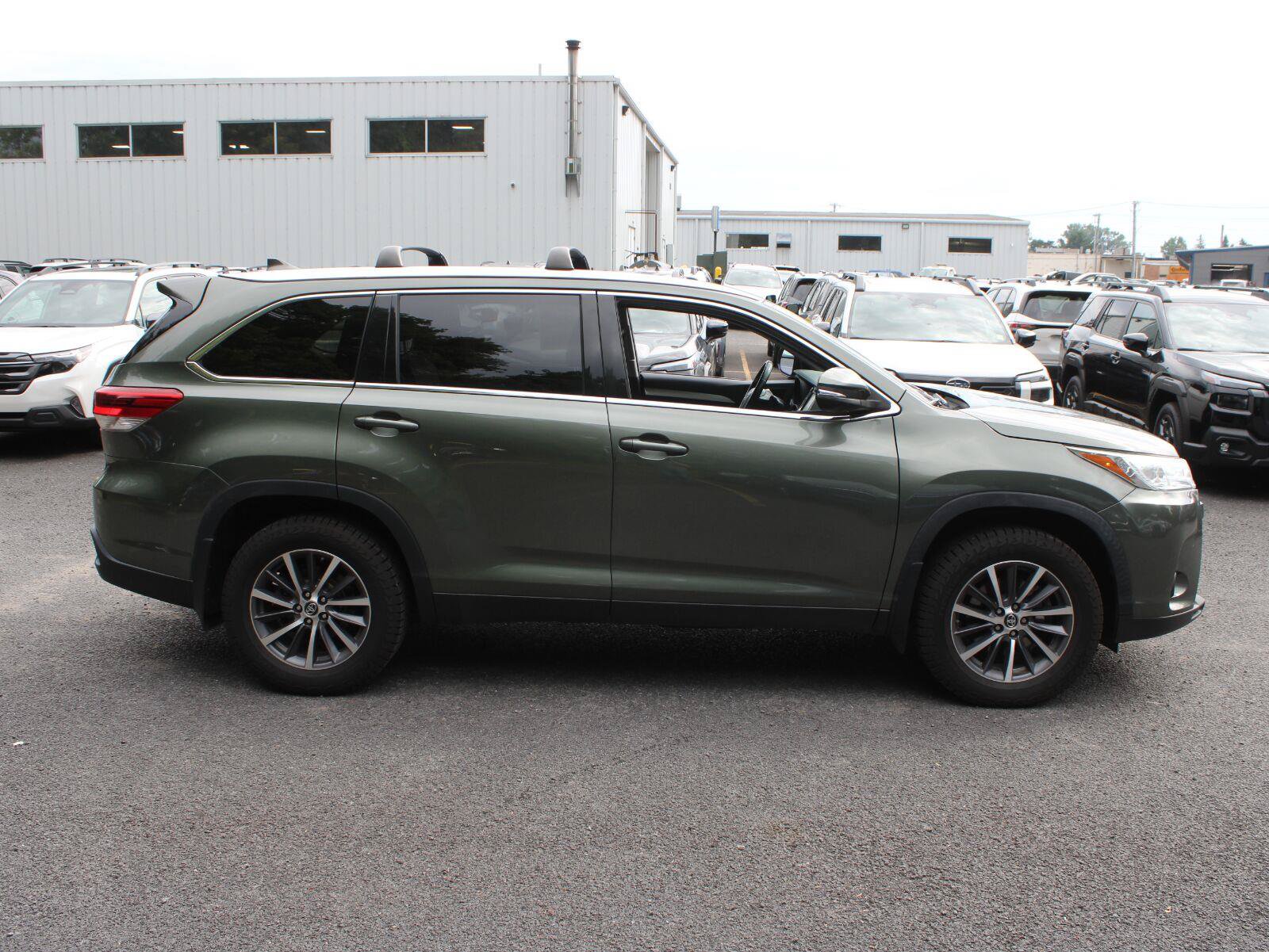 Used 2019 Toyota Highlander XLE AWD/4WD image 4