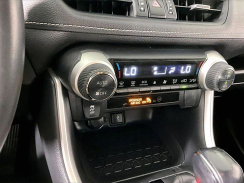 Used 2021 Toyota RAV4 XLE Premium image 15