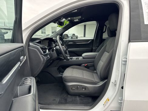 Used 2025 GMC Acadia Elevation image 16